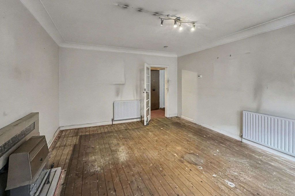 Property photo 2 of 19 1 Countisbury, St Marks Hill, Surbiton, Surrey, Kt6 4Lr