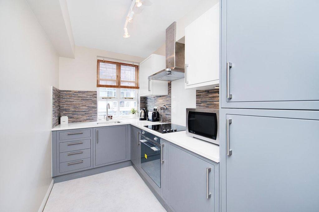 Property photo 3 of 9 Kitchen