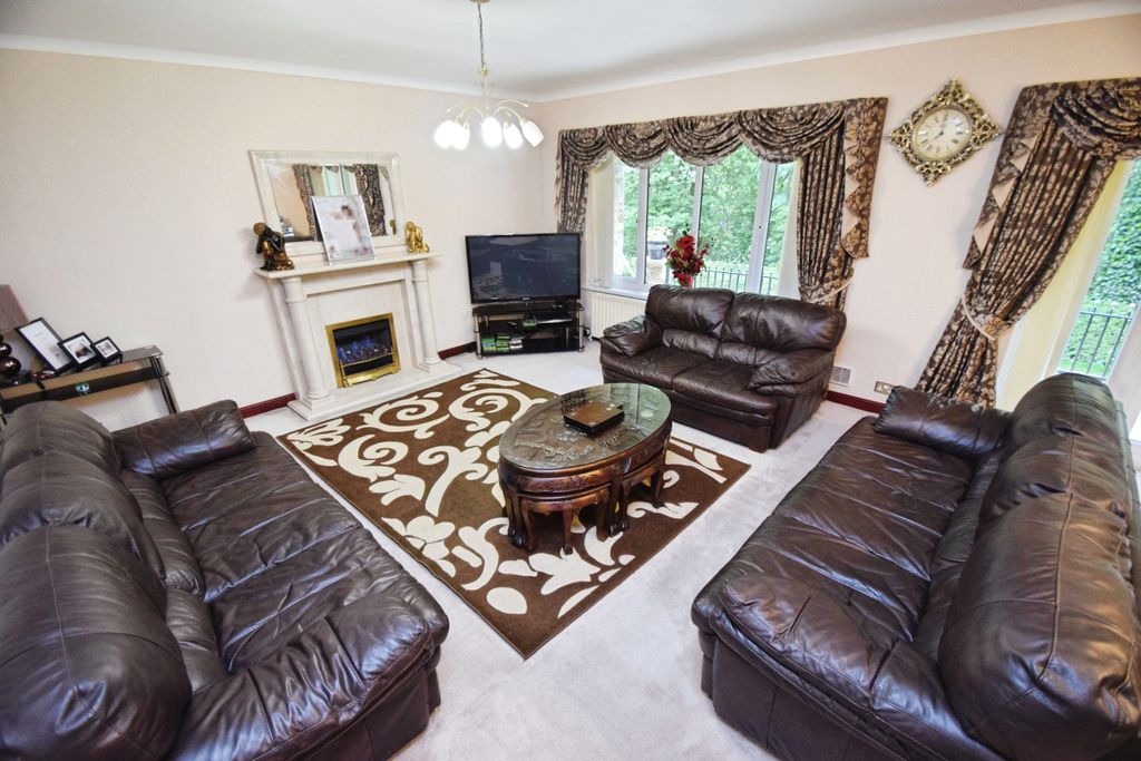 Property photo 2 of 31 99c844dc-Lounge