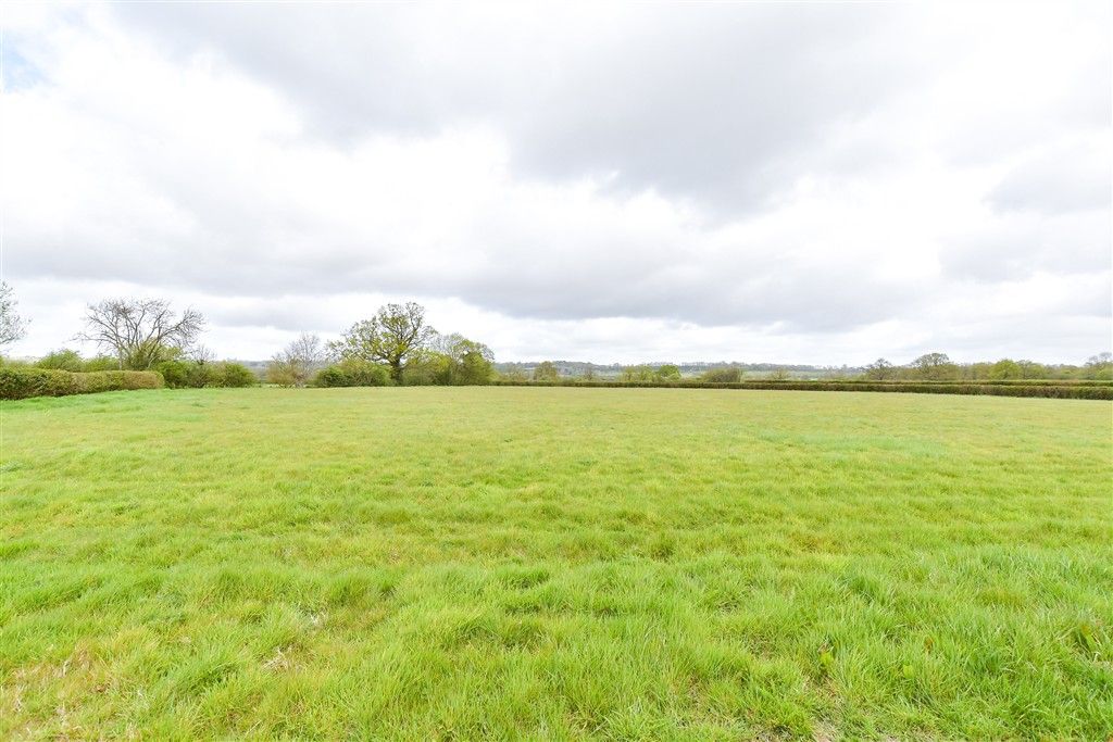 Property photo 3 of 19 Side Garden