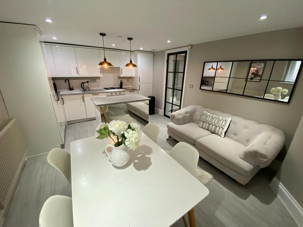Property photo 1 of 9 4 Bed Terraced House To Rent Cranford Cl, London Sw20 0Dp