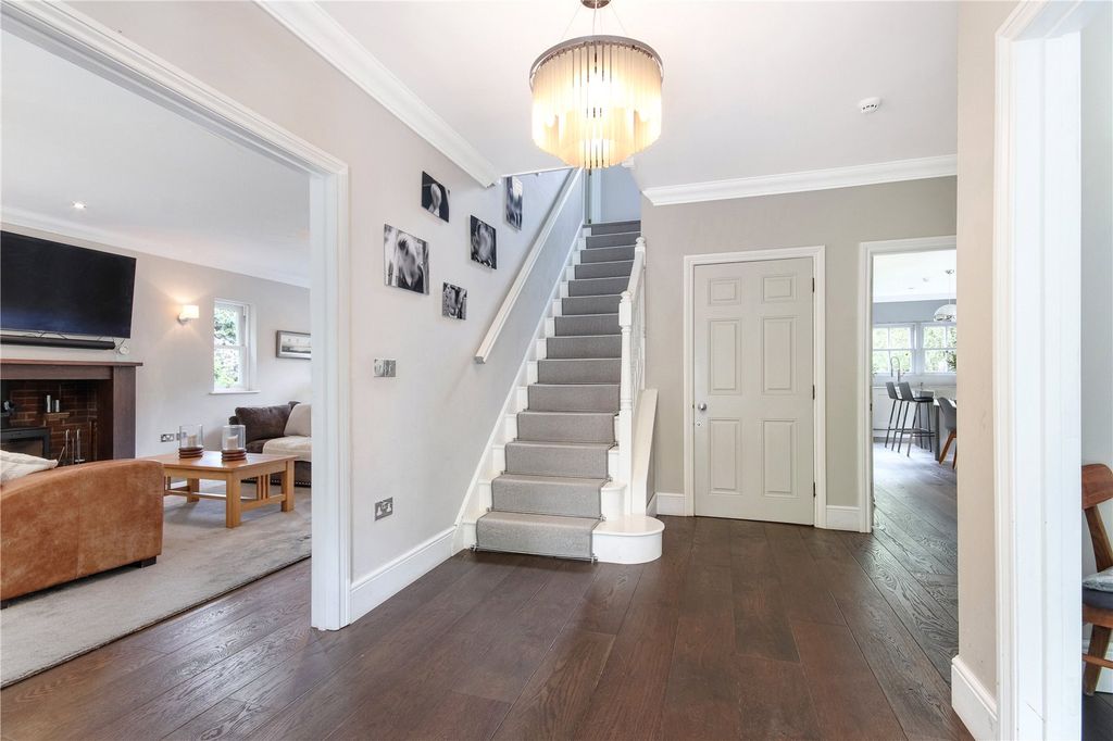 Property photo 2 of 16 Entrance Hall