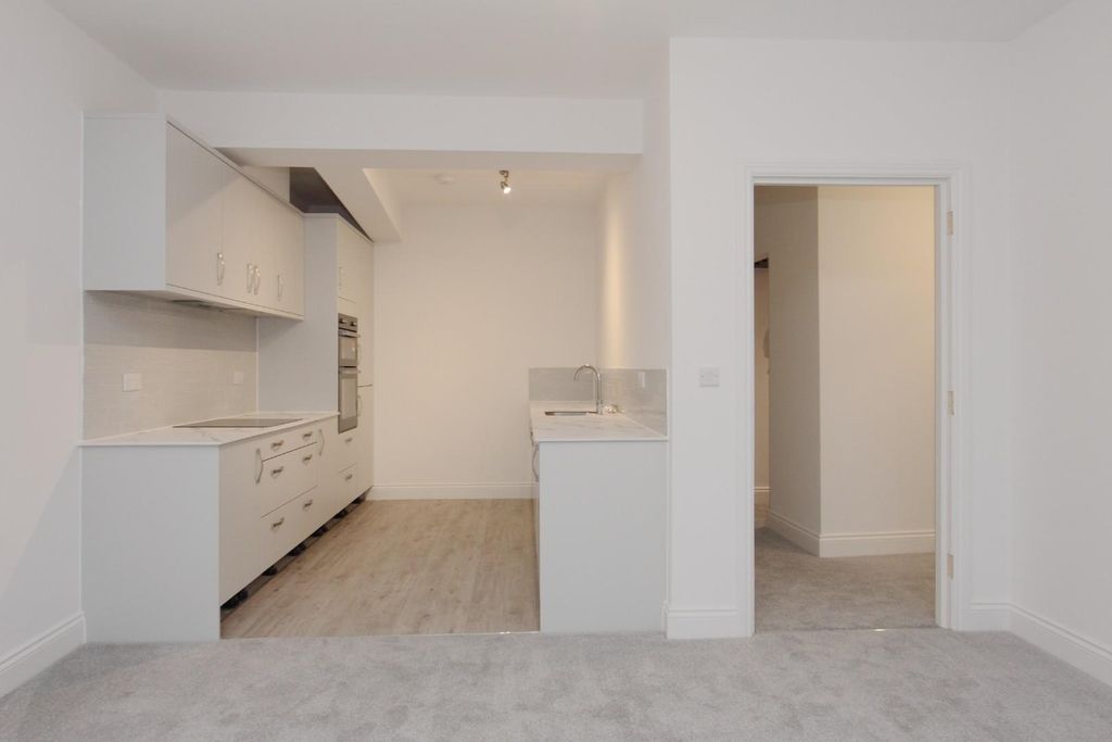 Property photo 3 of 9 Kitchen/Reception