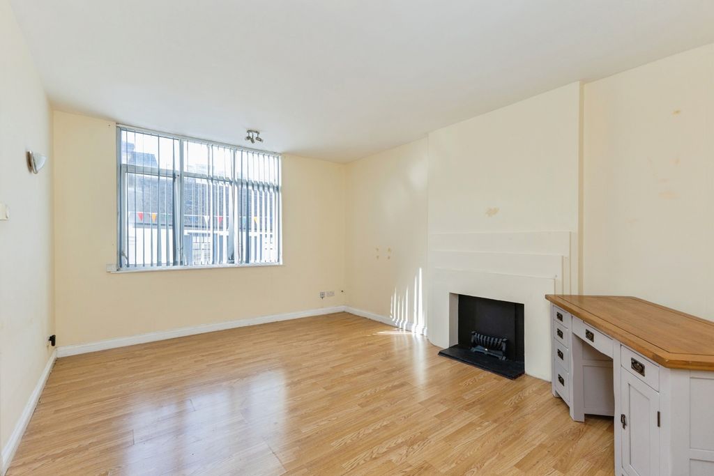 Property photo 3 of 12 Pbox-Img.Jpg
