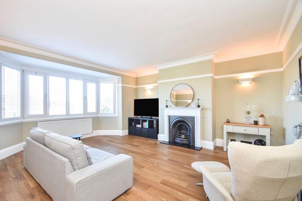 Property photo 3 of 13 Flat2-23Harlowoval006.Jpg