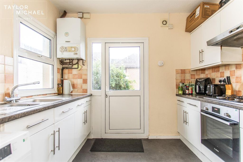 Property photo 2 of 14 Kitchen