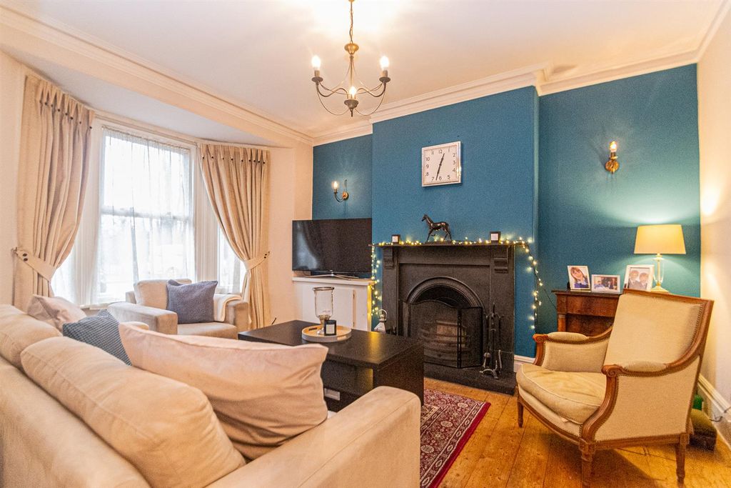 Property photo 2 of 26 Lounge