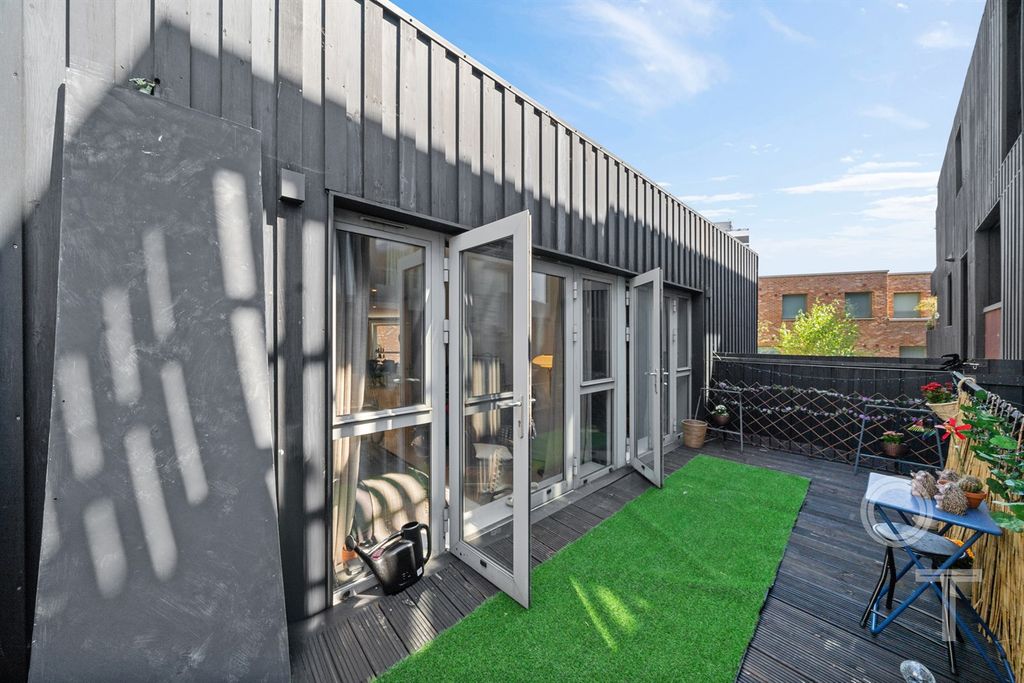 Property photo 2 of 10 Terrace