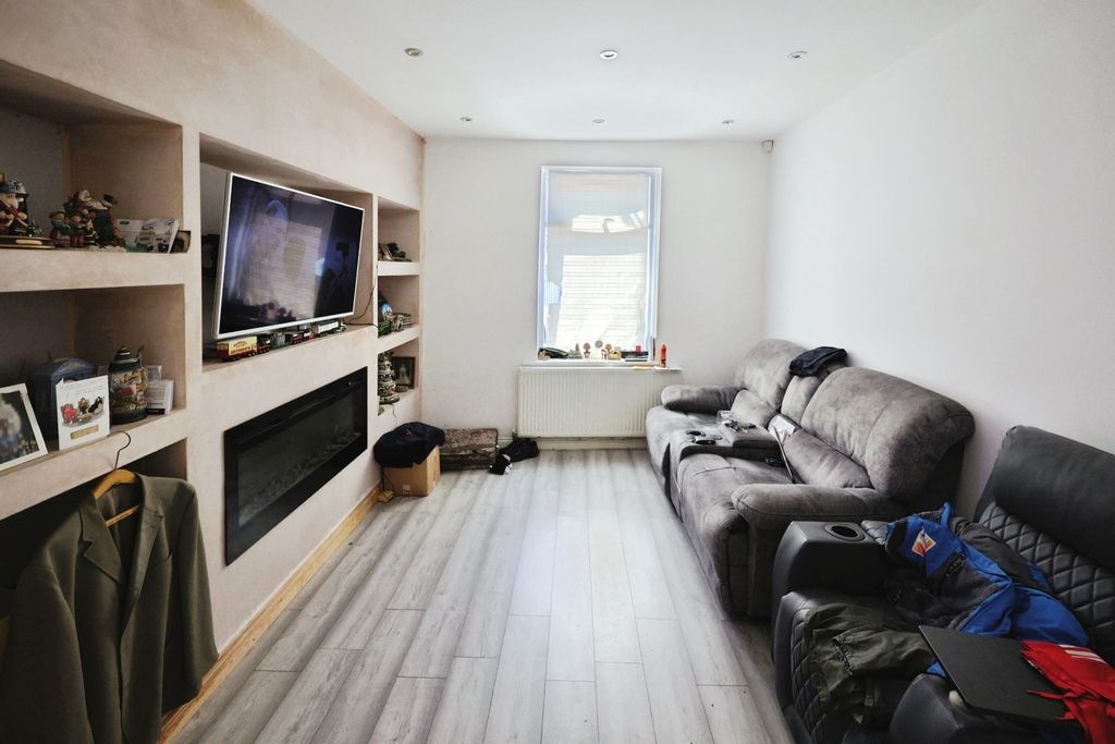 Property photo 3 of 9 Pbox-Img.Jpg