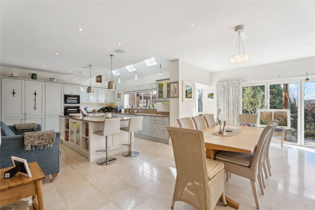 Property photo 3 of 28 Kitchen/Dining