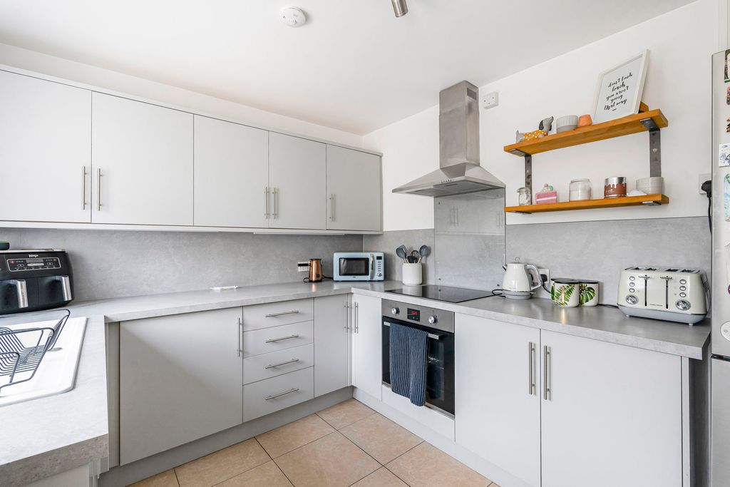 Property photo 3 of 19 Kitchen