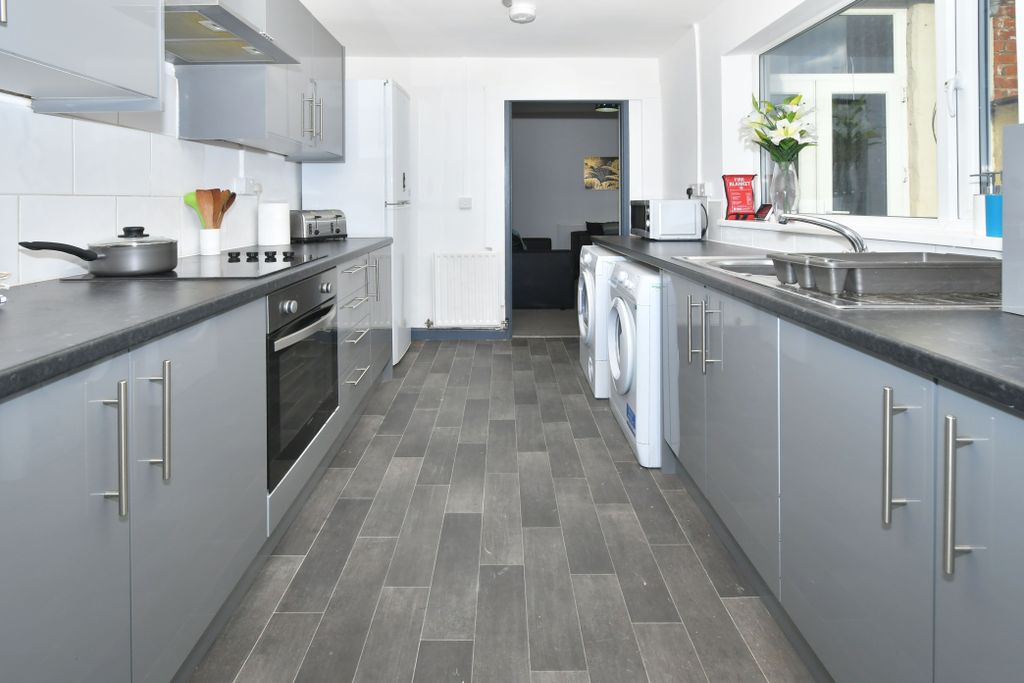 Property photo 3 of 16 Kitchen