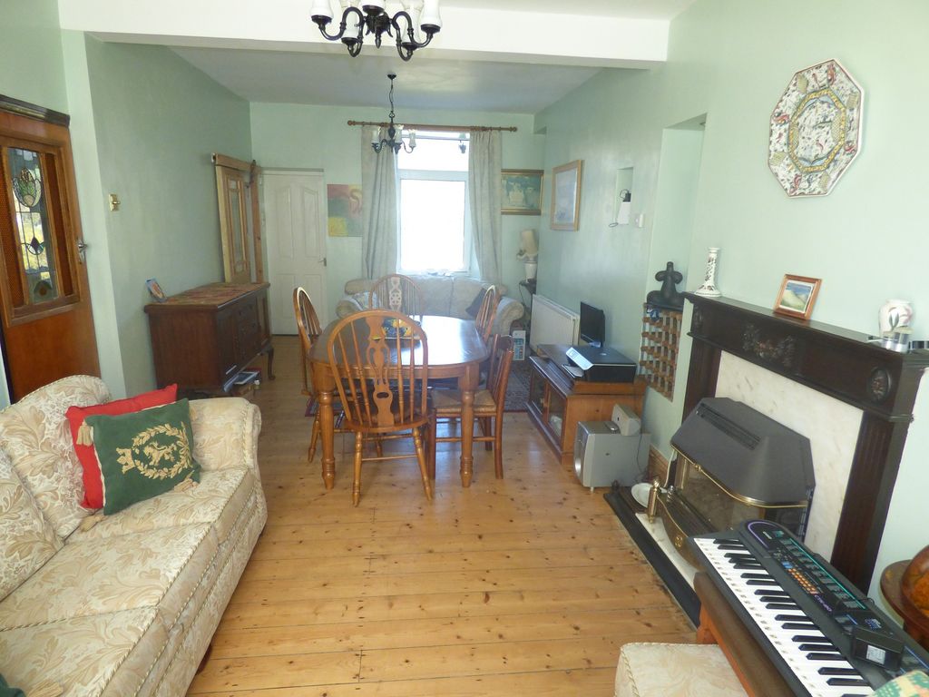 Property photo 3 of 19 Lounge