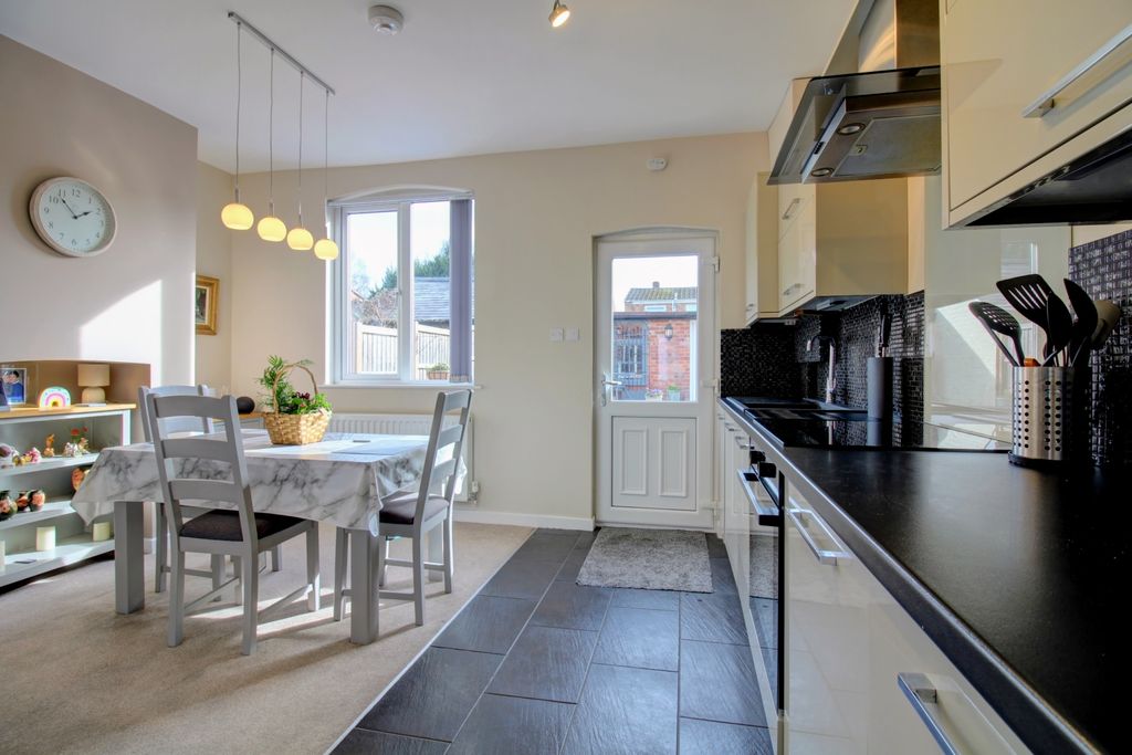 Property photo 3 of 10 Kitchen-Diner - St Johns St - Matt Clinton - Ewemo