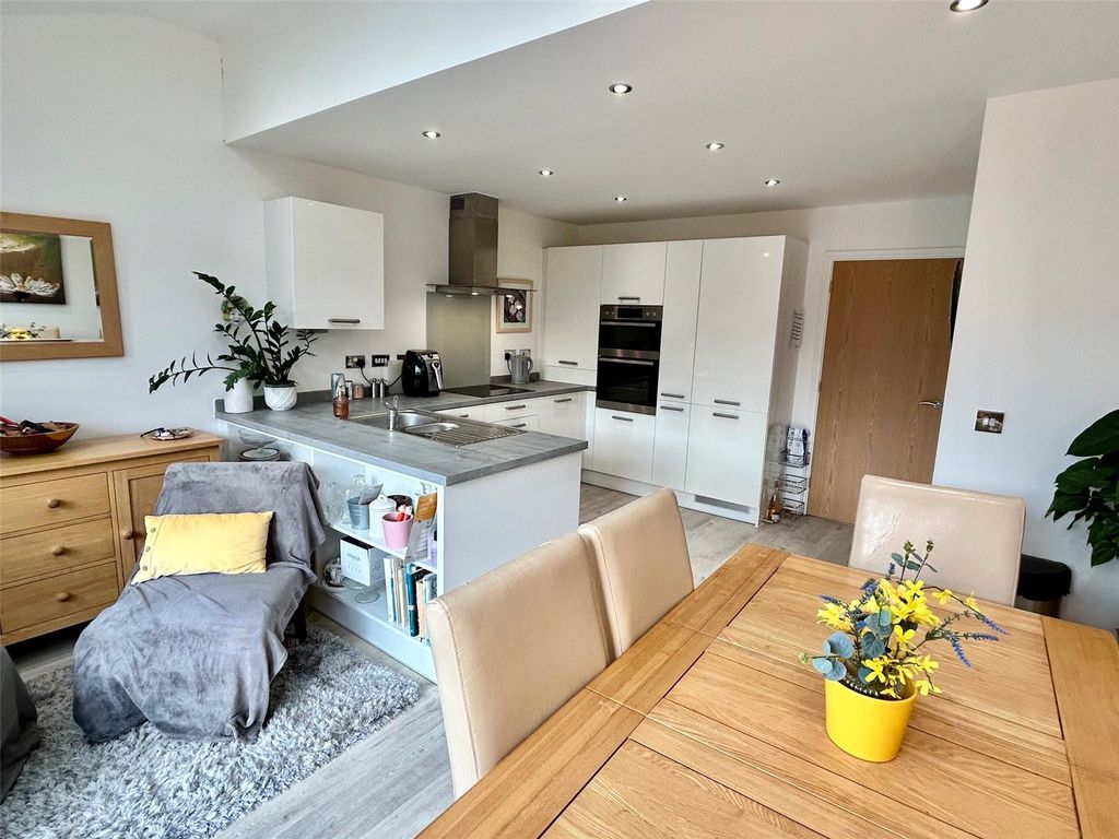 Property photo 2 of 21 Dining Kitchen