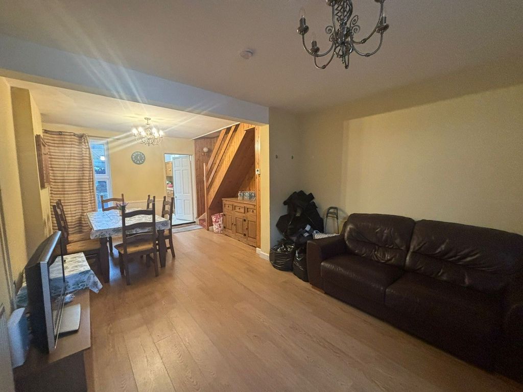 Property photo 3 of 9 Lounge 2