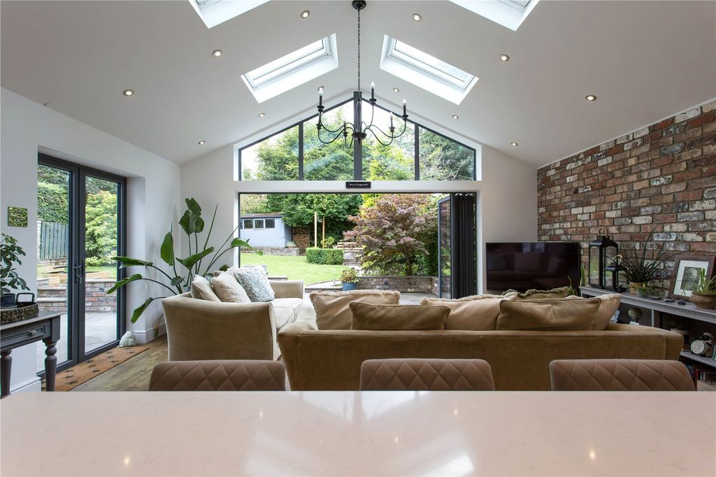 Property photo 2 of 21 Vaulted Ceilings