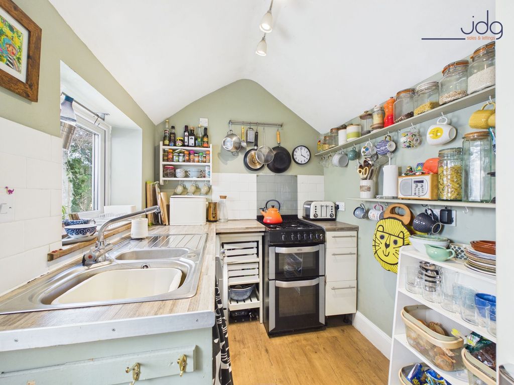 Property photo 3 of 11 Kitchen