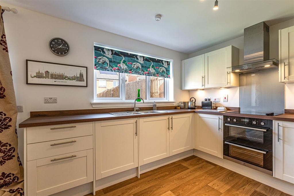 Property photo 3 of 29 12 Smeaton Wynd Edinburgh 17.Jpg