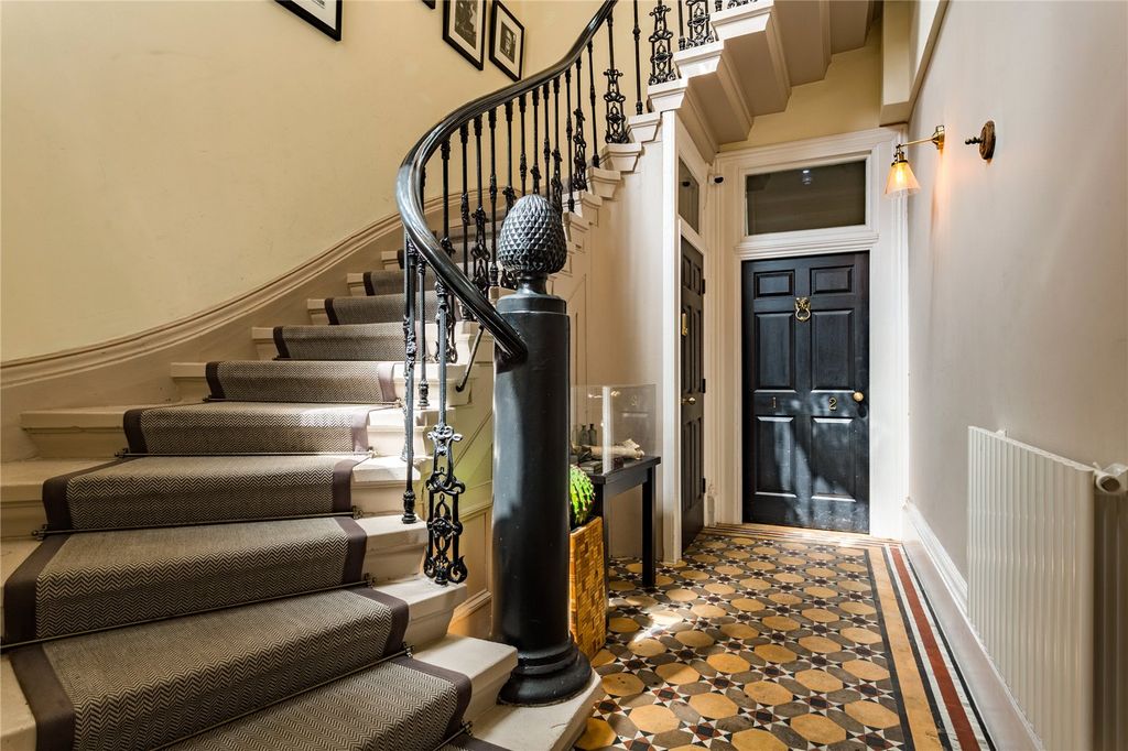Property photo 3 of 10 Entrance Hall