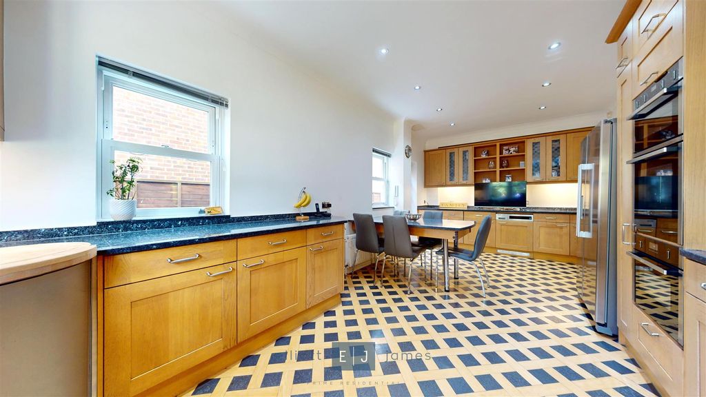 Property photo 2 of 26