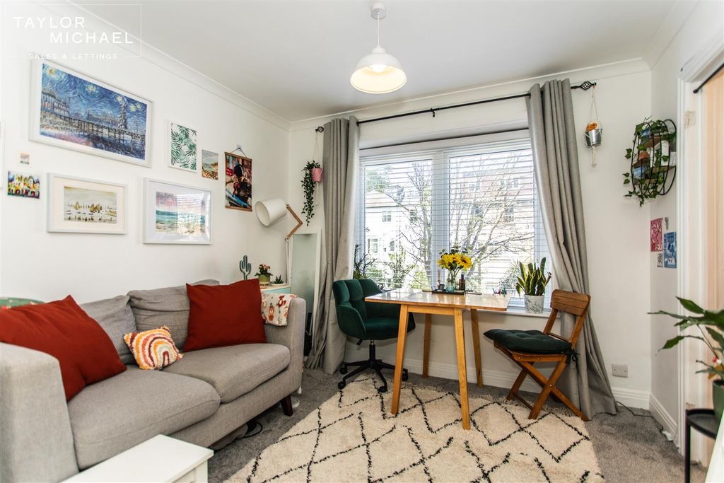 Property photo 3 of 14 Studio Room