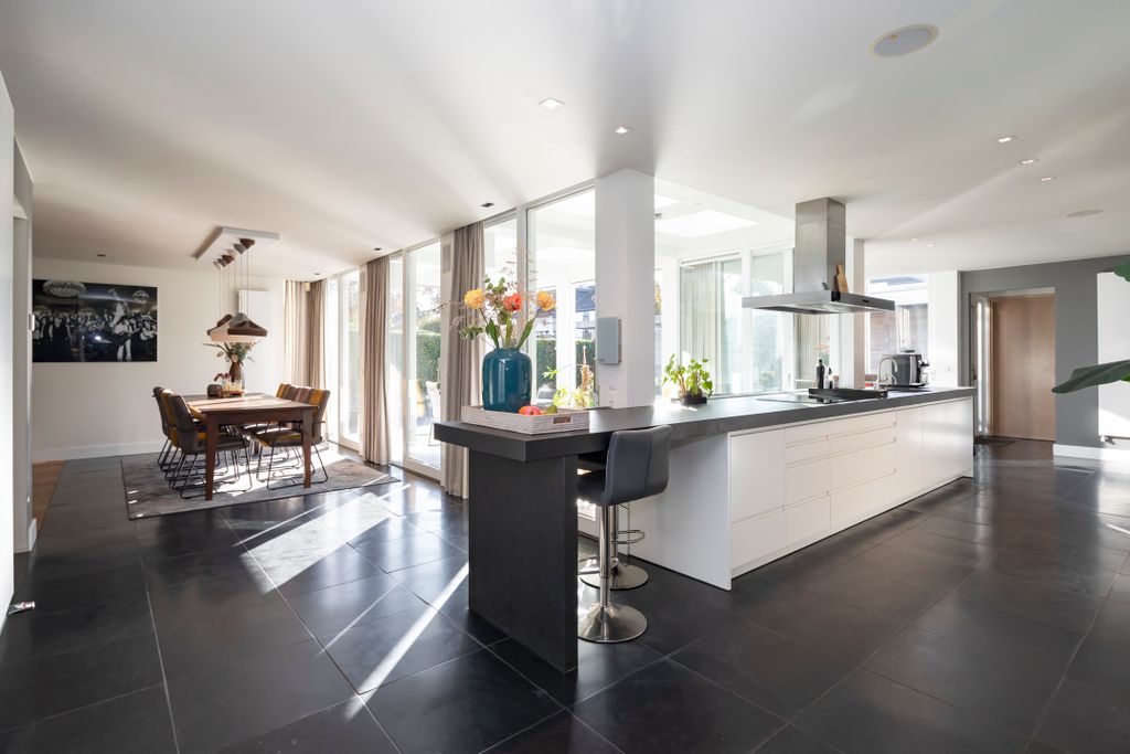 Property photo 3 of 37