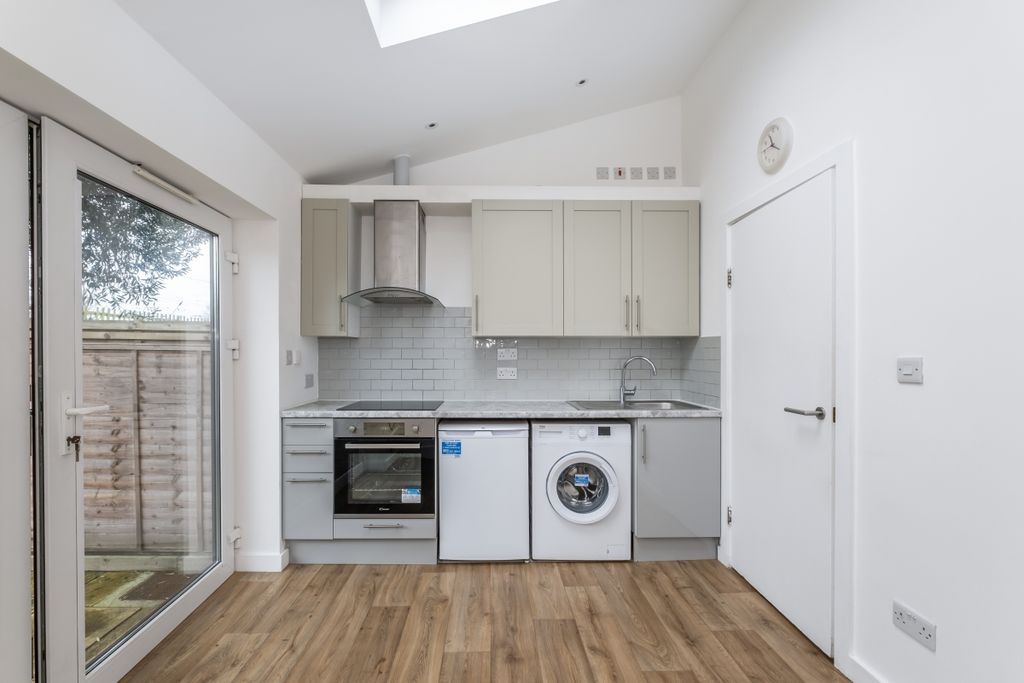 Property photo 2 of 9 Flat-1-62-Westcro...