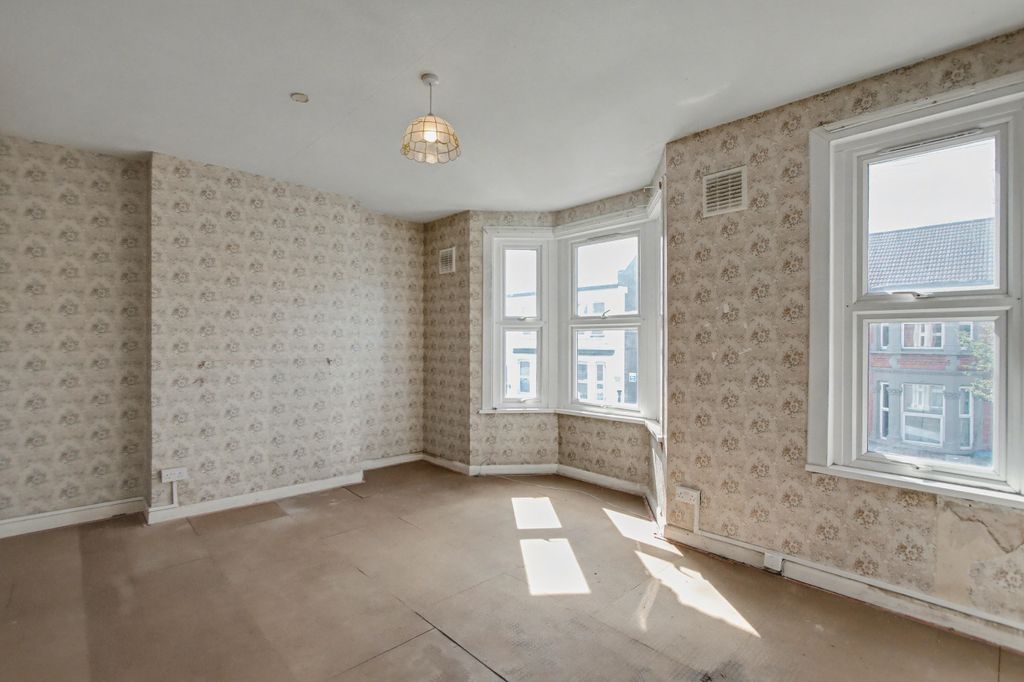 Property photo 3 of 10 Flat B, 150 Villiers Road, London Nw2 5Pu