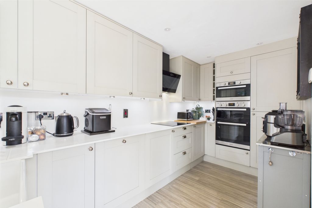 Property photo 3 of 16 Kitchen