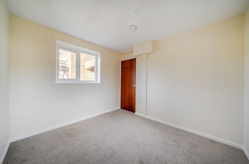 Property photo 3 of 10 1396215-7-695E595...