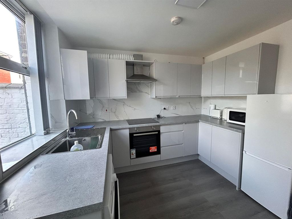 Property photo 3 of 13 42Abc6A4-Babc-48E8-9B04-8386614Db9c7.Jpg