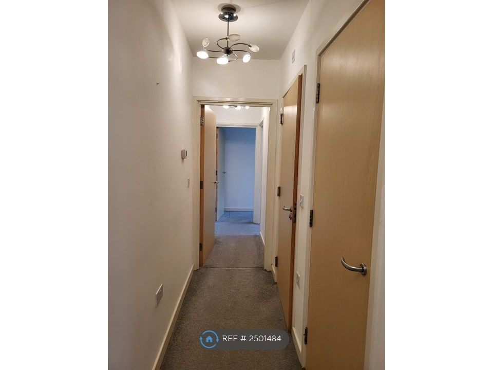 Property photo 2 of 8 Hallway