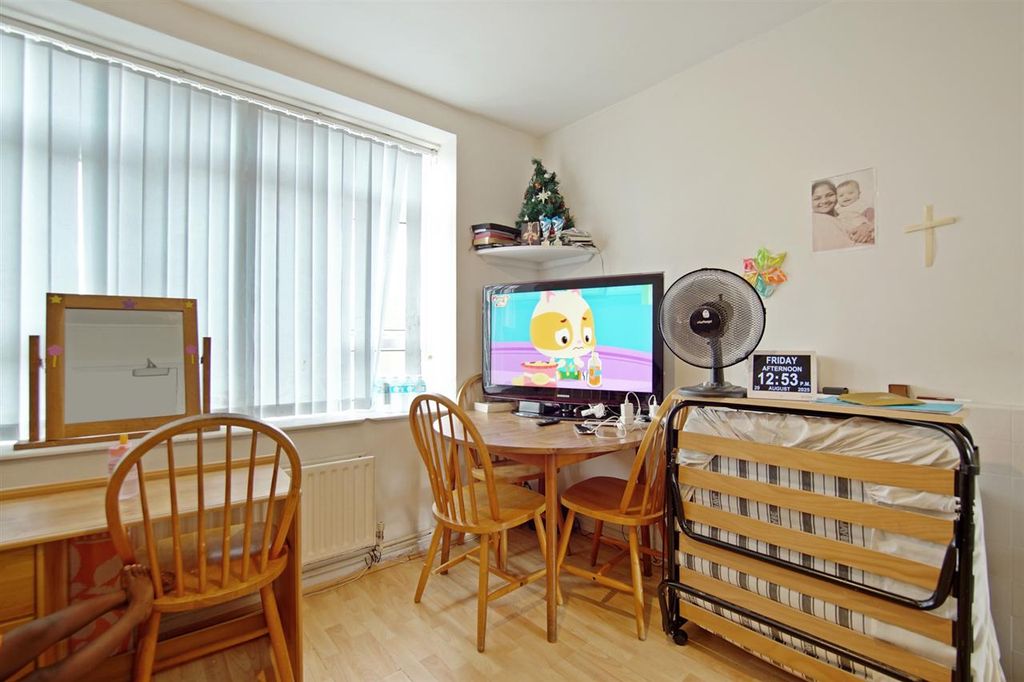 Property photo 2 of 7 Lounge