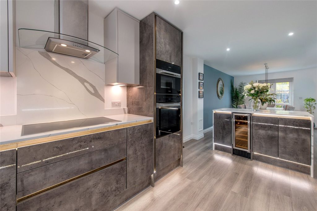 Property photo 3 of 23 Picture No. 11