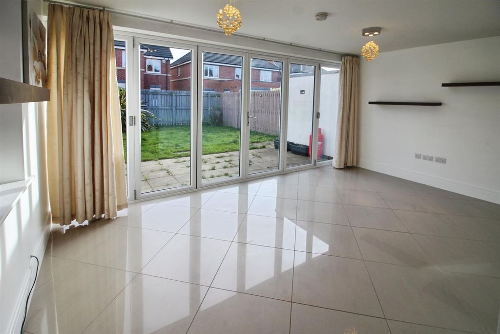 Property photo 3 of 21 Open-Plan Dining Area