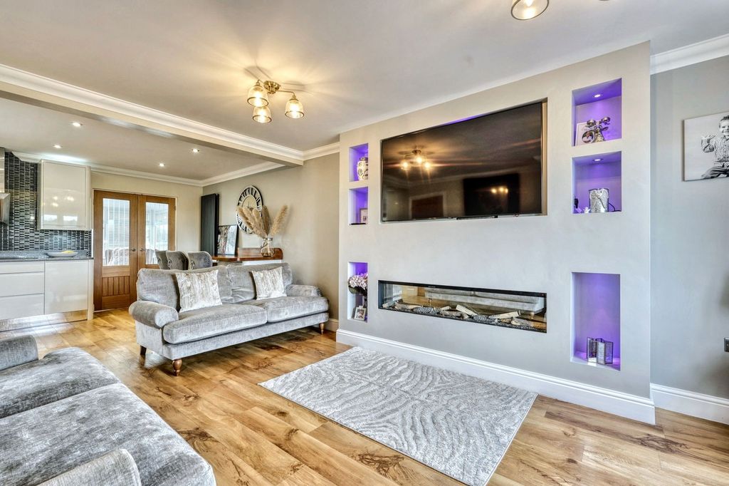 Property photo 3 of 28