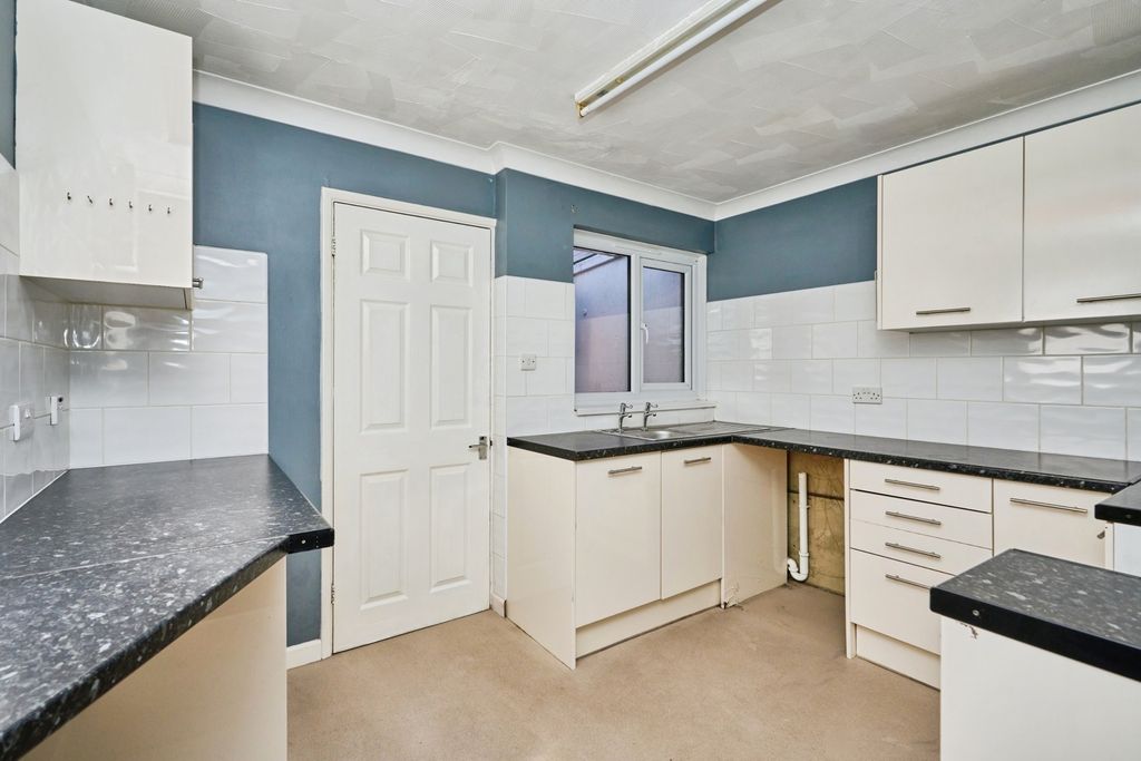 Property photo 3 of 17 Kitchen