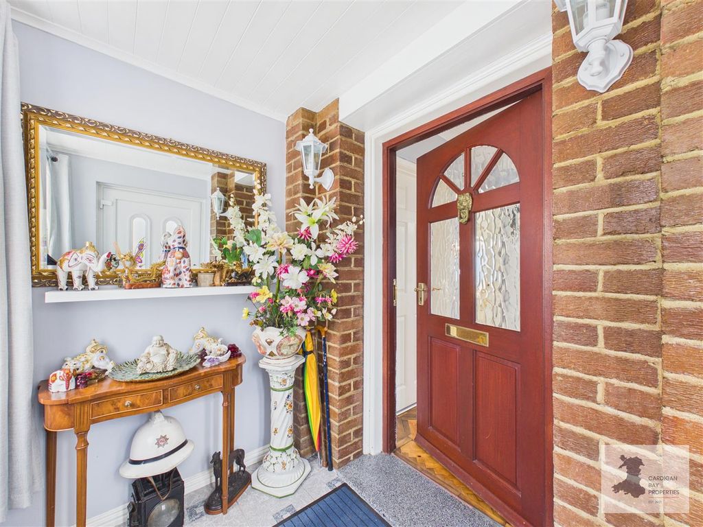Property photo 2 of 40 Entrance Porch
