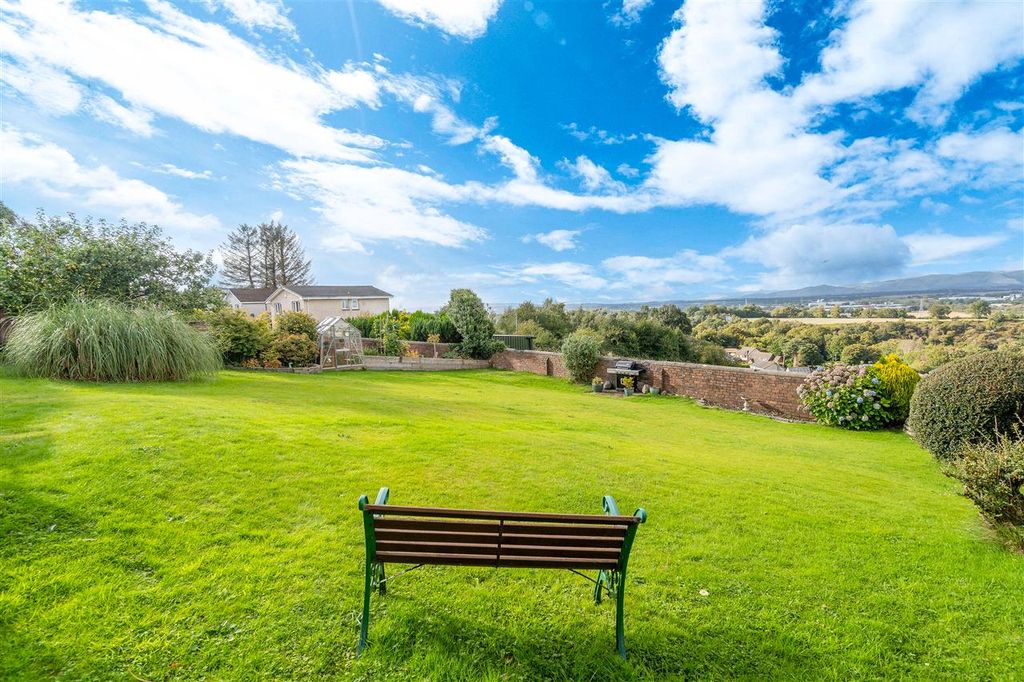 Property photo 3 of 32