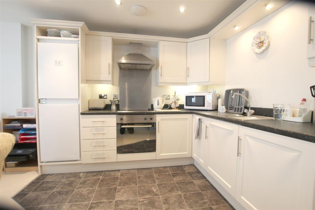 Property photo 2 of 11 Kitchen