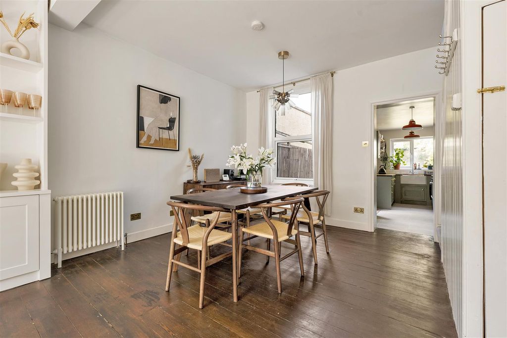 Property photo 3 of 32 Chestnut Avenue, E7
