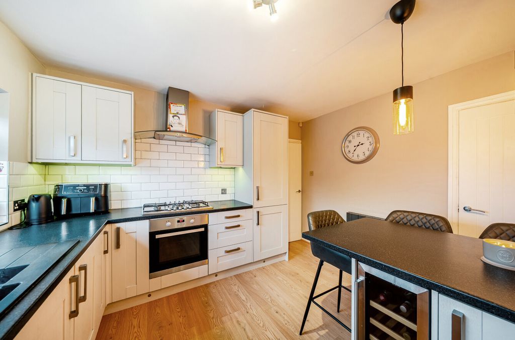 Property photo 3 of 16 1530989-8-6Ad0Ecf...