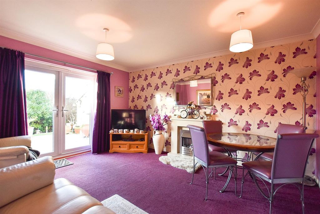 Property photo 3 of 13 Lounge.Jpg