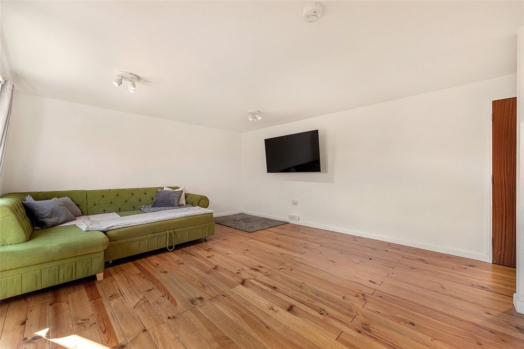 Property photo 3 of 6