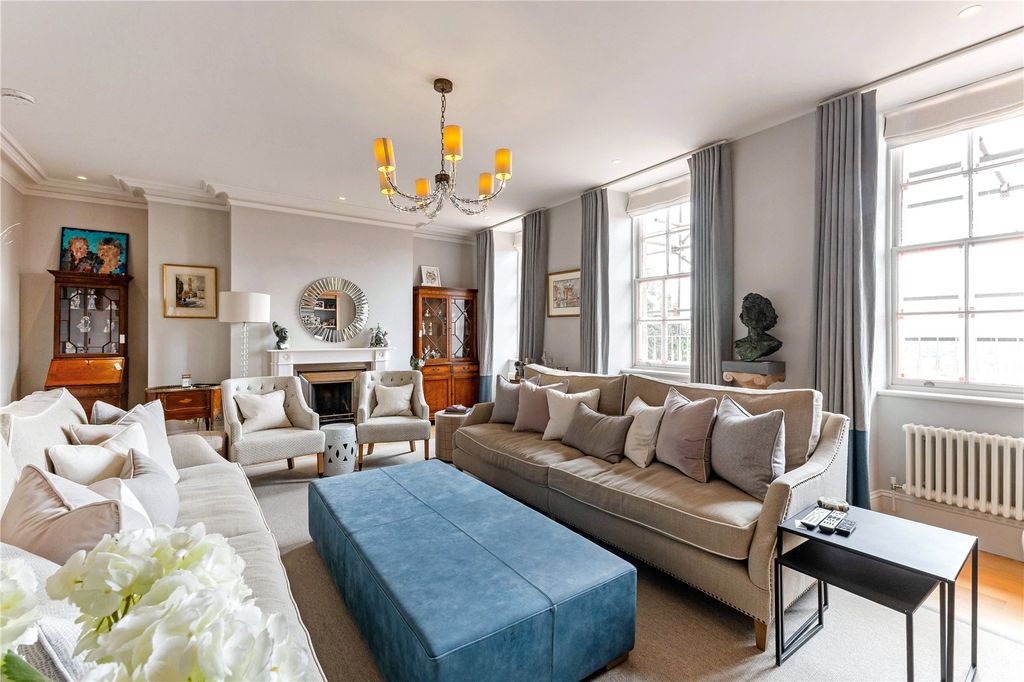 Property photo 3 of 21 Sitting Room