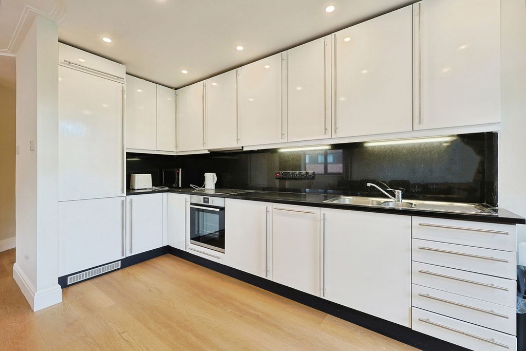 Property photo 3 of 11 Kitchen