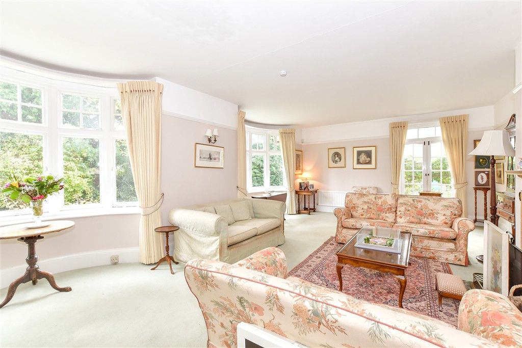 Property photo 3 of 21 Lounge