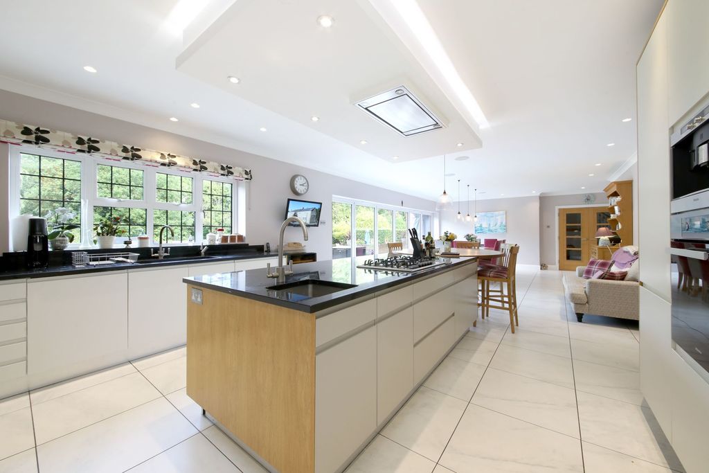 Property photo 3 of 25 Kitchen