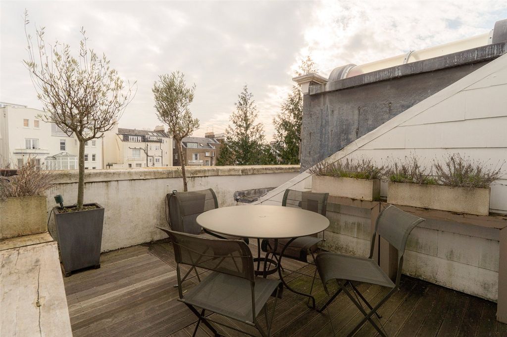 Property photo 2 of 12 Terrace